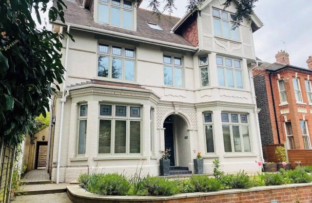 Luxury 2 bed Apartment-Golden Triangle w/Parking