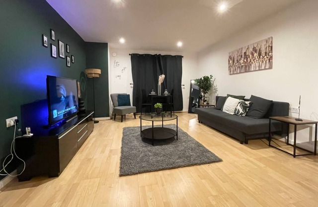 Luxury 2 bed Apt-Free parking