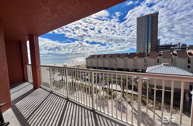 Luxury 2 Bed, Beaches, Pool. Dining, and Fun