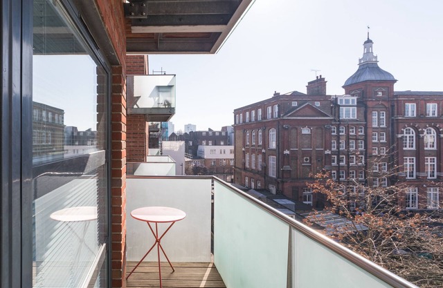 Luxury 2-bed Flat, Parking and Close to the Tube