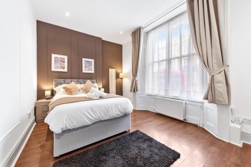 Luxury 2 Bedroom Balcony Kensington Flat for 6 Near Harrods & Next to Station!