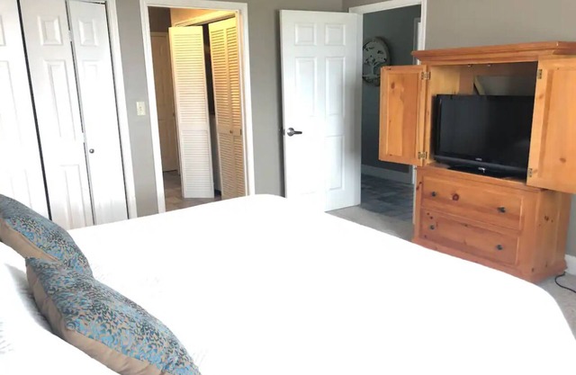 Luxury 2-bedroom condo in superb Fort Worth with WiFi, fitness room