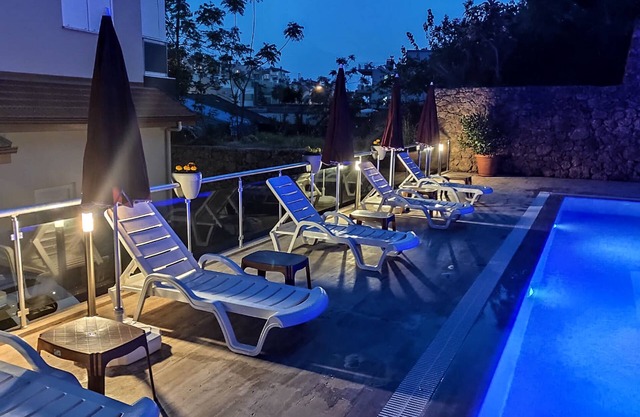 Luxury 2BR apartment, air conditioning + Netflix, 700m to the beach