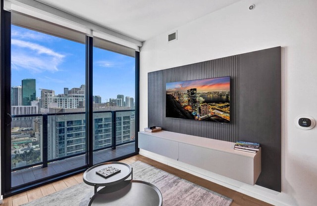 Luxury 2BR Condo w/Bay & Skyline Views
