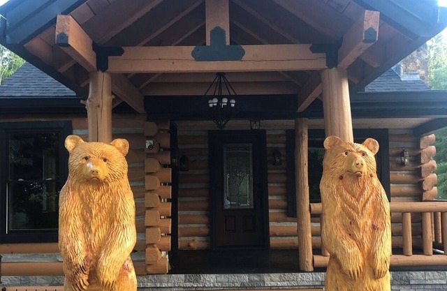 Luxury 3-bed hemlock log cabin Cave Run Lake area, with WiFi, gameroom, hot tub