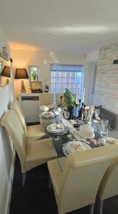 Luxury 3-Bed w- garden & game Room 5 mins from Chester