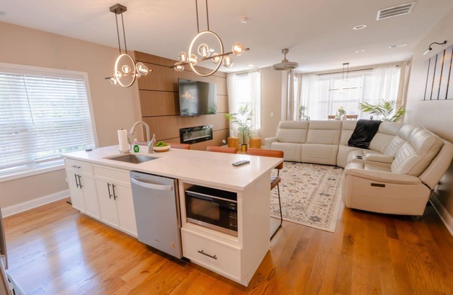 Luxury 3 bedroom in Chicago, minutes from downtown and steps from Lake Michigan