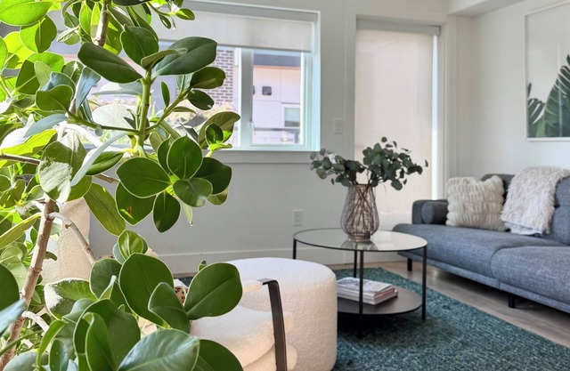 Luxury 3BR Townhome Garage A/C 3+ Month Stay