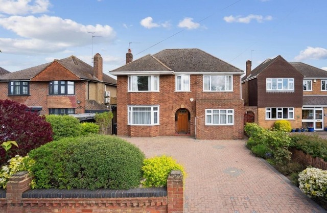 Luxury 4 bed home with large garden near Windsor