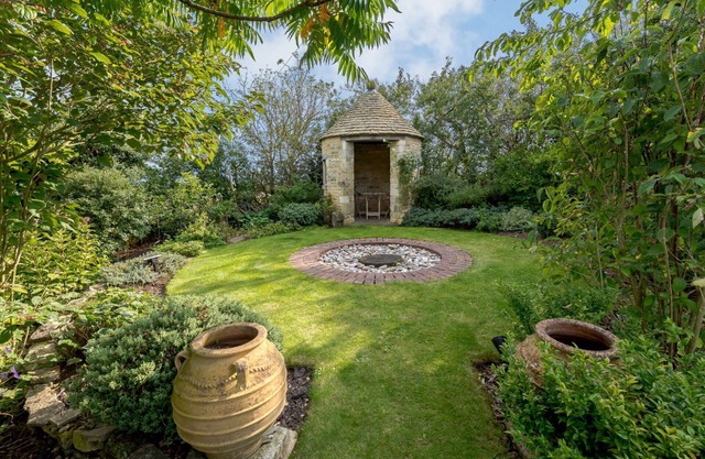 Luxury 4 bedroom Cotswold holiday cottage sleeping 8 guests near Burford - Rose Tree Cottage