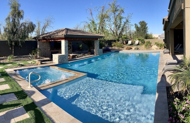 Luxury 4 BR, pool/spa w/ swim up bar, mist system, putting greens, pool table.