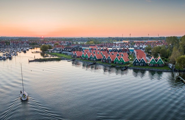 Luxury 4-person bungalow in the holiday park Landal Volendam