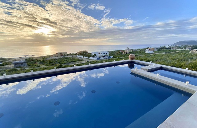 Luxury 4BD/5BA villa w/stunning pool/hot tub & sweeping views