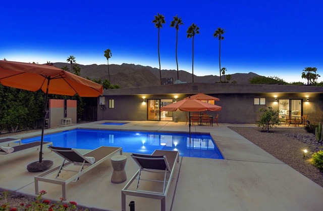 Luxury 4BD Oasis: Pool, Spa, Fire Pit, Near It All