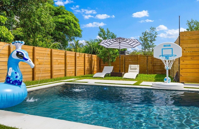 Luxury 4BR Family Retreat w/Pool, Outdoor Kitchen & Modern Lounge