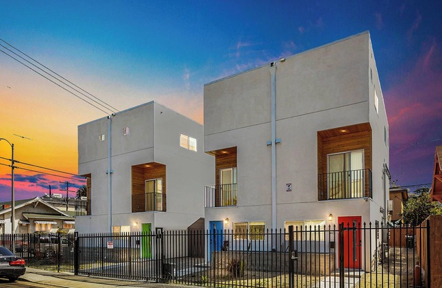 Luxury 4BR Townhome Stylish Space + Free Parking