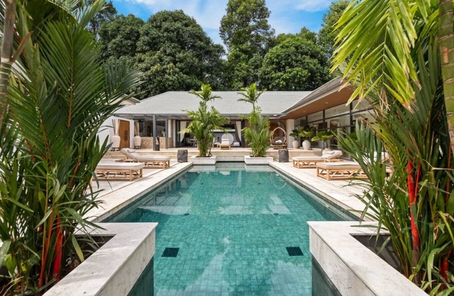 Luxury 5‑bed villa in Mae Nam with pool, spa, gym, cinema & garden near golf and beaches.