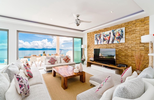 Luxury 5-bedroom villa with panoramic sea view