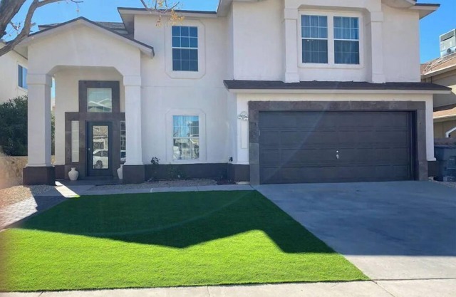 Luxury 5 Bedrooms with Stunning Backyard Residence