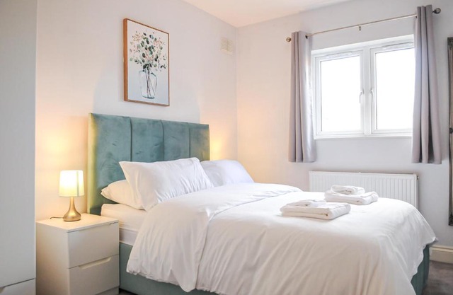 Luxury 5 Star London Apartment - Parking, Garden, nr Greater London Metro Stations