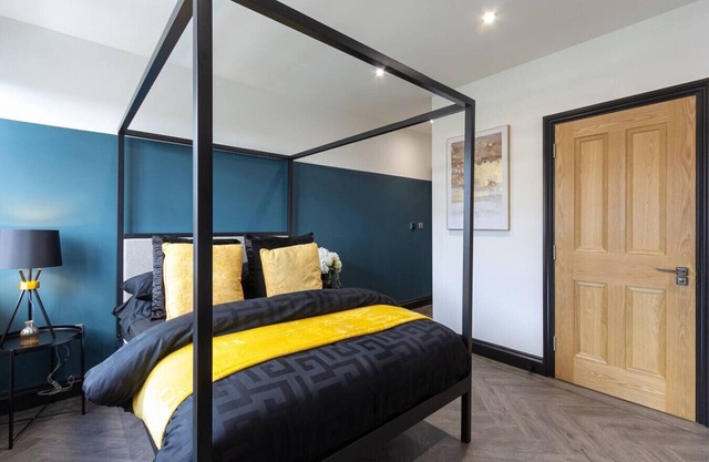 Luxury 5Bed 2Bath City Apartment On Street Parking