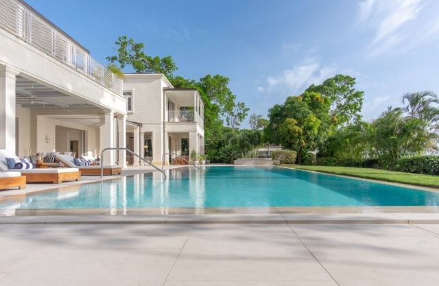 Luxury 5BR Beachfront Villa w/Pool, Chef’s Kitchen & Ocean Views – Holetown