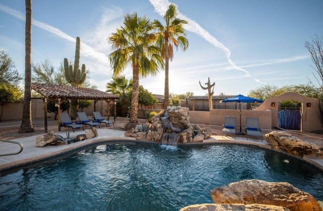 Luxury 5BR in Scottsdale: Pickleball, Pool & Golf!