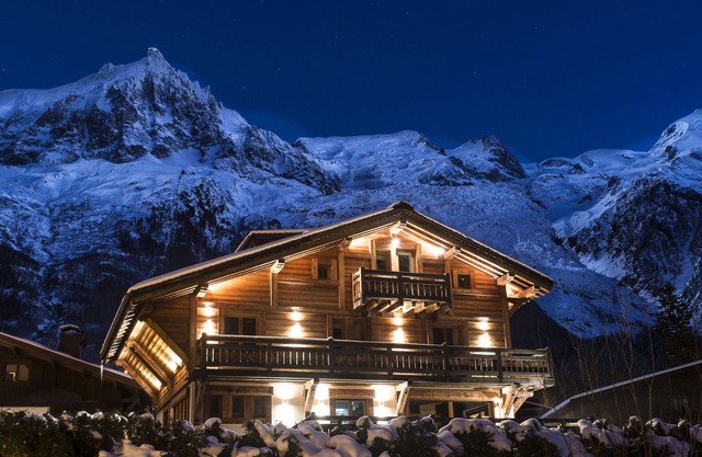 Luxury 6 bedroom chalet, spa, pool table, gym, walking distance to Chamonix