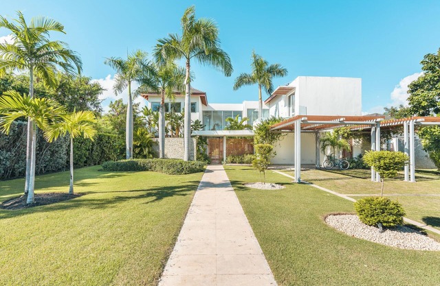 Luxury 6BR villa w pool/maid at Yarari