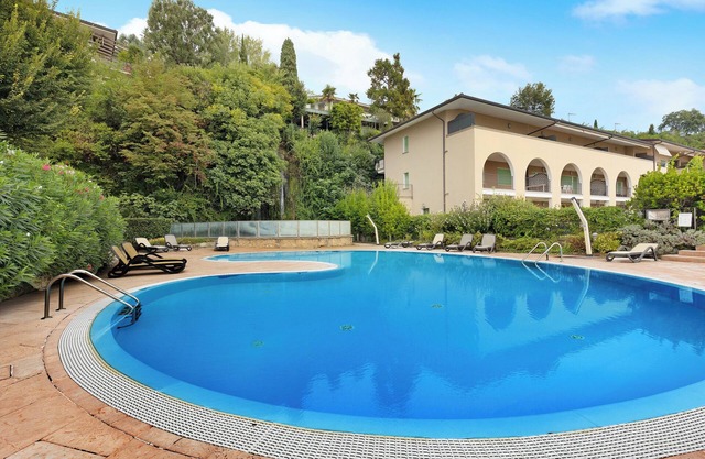 Luxury Apartment with Lake View, Shared Pool & Wi-Fi