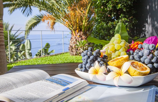 Luxury apartment, fantastic views, directly on the sea, pool, free Wi-Fi