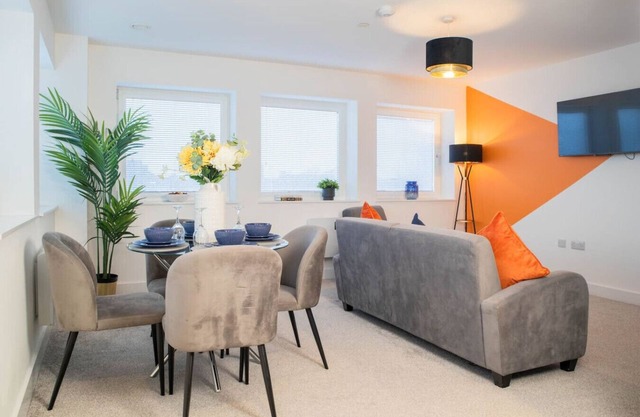 Luxury Apartment | 2BR | Central | Sleeps 5 | FREE PARKING