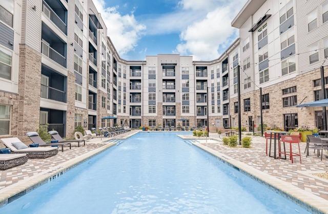 Luxury Apartment: Pool, Near Grandview Medical