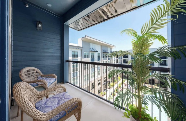 Luxury Apartment: Pool, Restaurants & Shopping