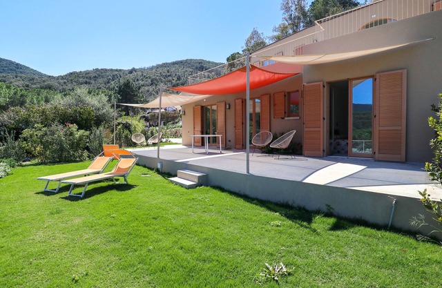 Luxury apartment with private access to the sea.