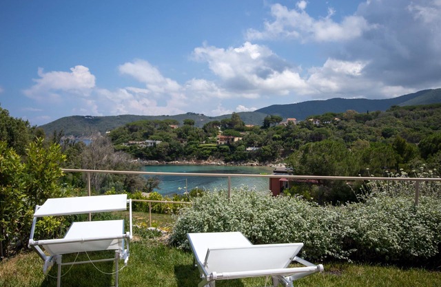 Luxury apartment with private access to the sea.