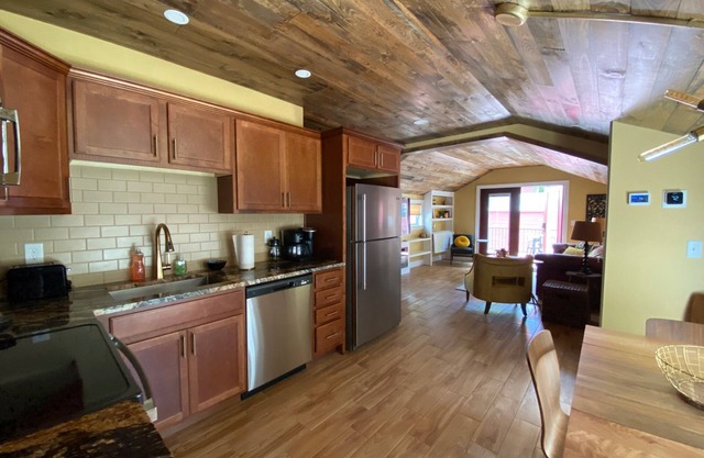 Luxury Apt, 5 Mins From Track/Skidmore/Downtown