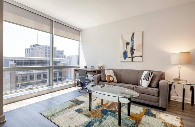 Luxury Apt Near Downtown