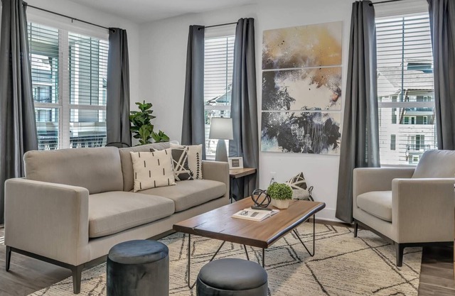 Luxury Apt, Private Balcony, Community Pool, Fitness Center, Workspace, BBQ Station