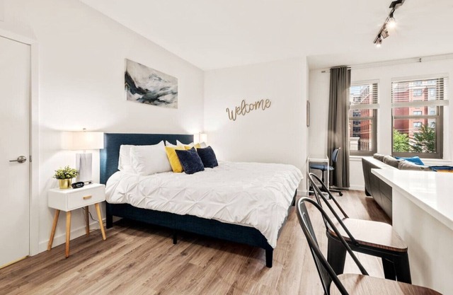 Luxury Apt with Pool and Free Parking