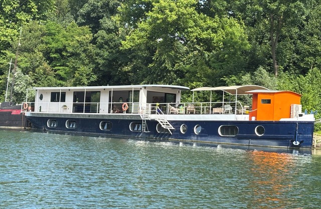 Luxury barge in Bagatelle park