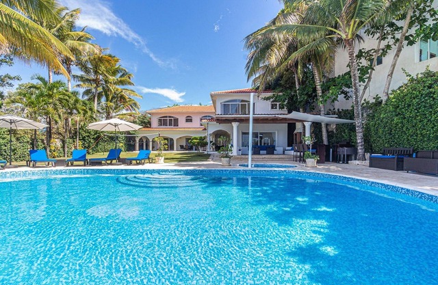 Luxury beachfront complex: 2 villas, pools, billiard, table tennis, volley!