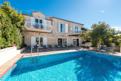 Luxury Beachfront Villa Casa Mare with private heated pool and gym right at the beach in Mirca - Brac