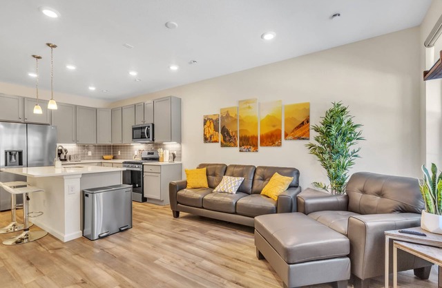 Luxury Brand New Townhouse, family and pet friendly