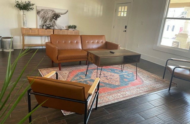 Luxury Bungalow - 5 minutes to downtown and the Riverwalk