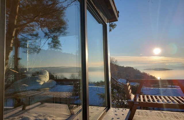 Luxury by the fjord of Oslo. nWelcome to a mirrored cabin with great views