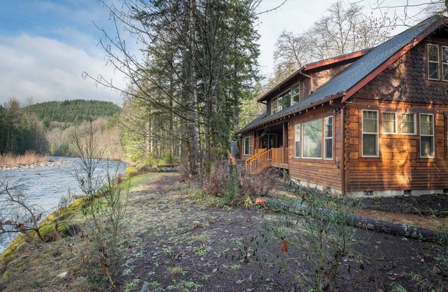 Luxury by the river, Hot tub, close to hiking trails!