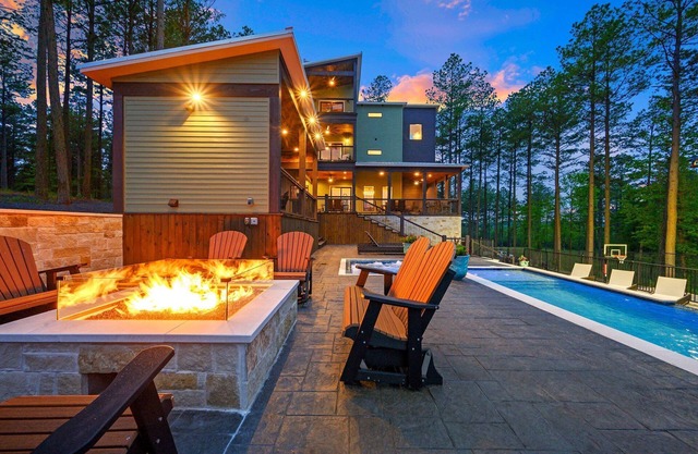 Luxury Cabin | Heated Pool, Hot Tub, Game Loft, Pickleball Court | Sleeps 23 – Risky Business