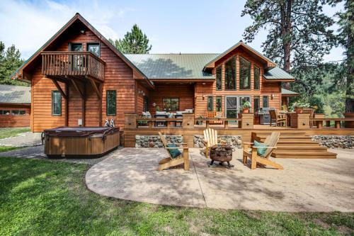 Luxury Cabin on Naches River, Near Mount Rainier!