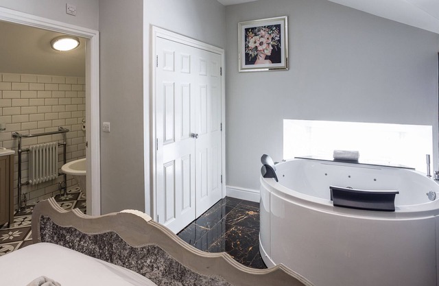 Luxury Castle Cottage Indoor Hot Tub
